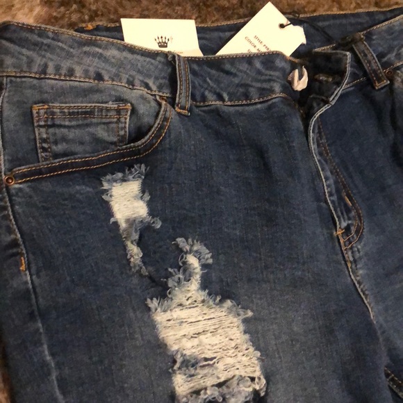 Plus size distressed Bermuda shorts - Picture 4 of 5